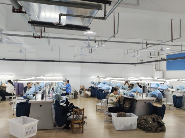 邓州市穰东镇：“红色引擎”点燃服装产业 绘就高质量发展新图景