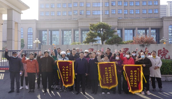 冬日里的“薪”暖流：28位农民工的笑脸与掌声