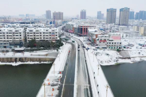 以雪为令战严寒 潢川干群清雪除冰护民安