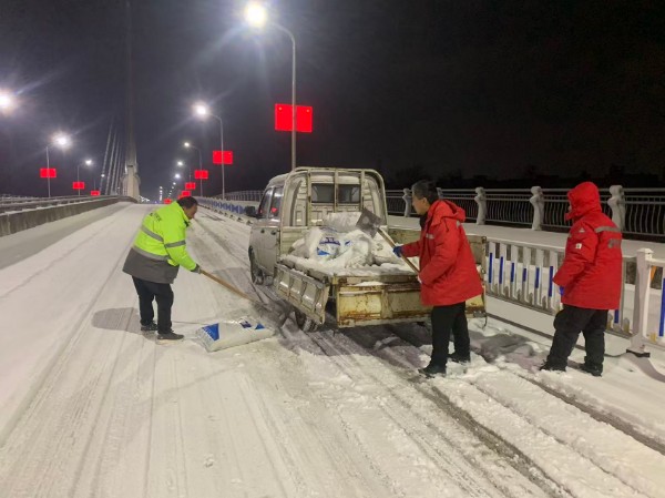 寒夜鏖战雪封路 新野启迪环卫红色身影护畅通