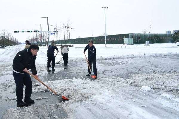 息县：干群同心除破冰 落雪无声暖民心