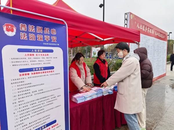 普法春风暖民心 法治护航求职路——光山县司法局开展新春招聘会普法宣传活动