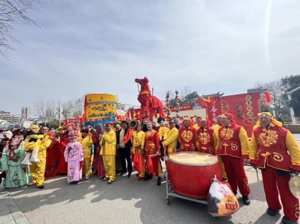 桐柏县平氏镇：非遗背装演绎爱与传承——记元宵佳节“踩街”盛典启幕