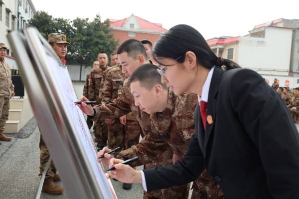 筑牢法治之基 开启军旅征程 镇平县人民法院为预定新兵送上专属法治“大礼包”