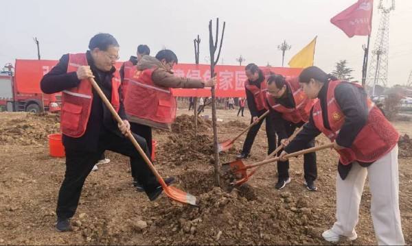 植绿护绿践初心 凝心聚力美家园——内乡县委社会工作部开展义务植树活动