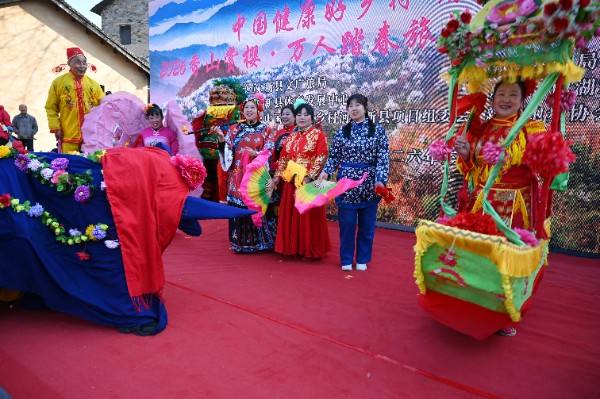 新县：香山赏樱正当时 “花经济”绽放新活力