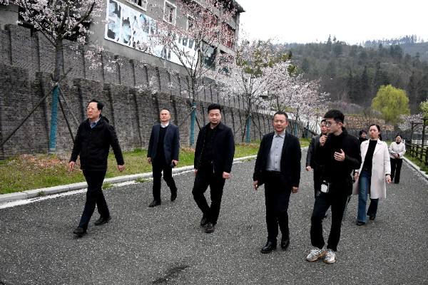河南省教育科学规划与评估院赴潢川县调研全民终身学习及学习型城市建设工作