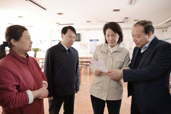 杨小菁“四不两直”赴鄢陵调研