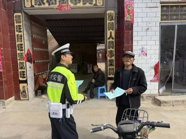 聚焦银龄出行安全 筑牢平安交通防线——开封兰考交警深入开展老年人交通安全主题宣传活动